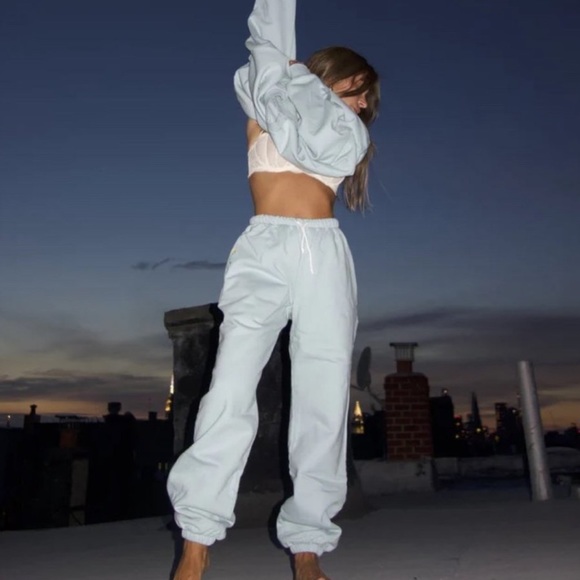 CROPPED CLASSIC CREWNECK - Picture 9 of 9